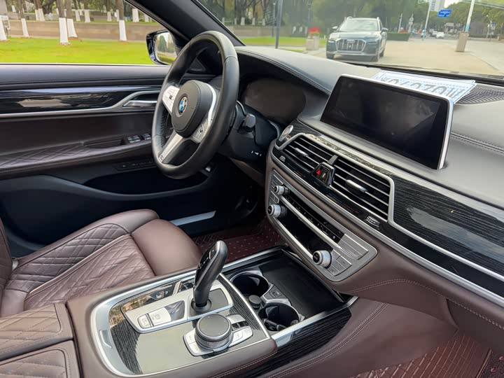 Фото 13 - BMW 7 Series