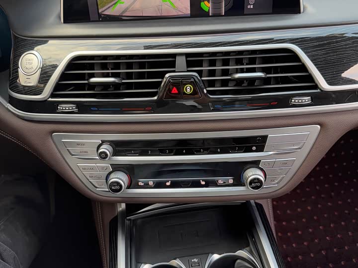 Фото 14 - BMW 7 Series