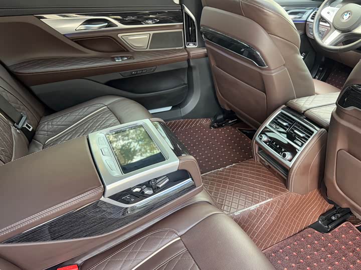 Фото 8 - BMW 7 Series