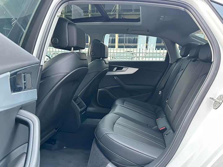 Фото 6 - Audi A4L