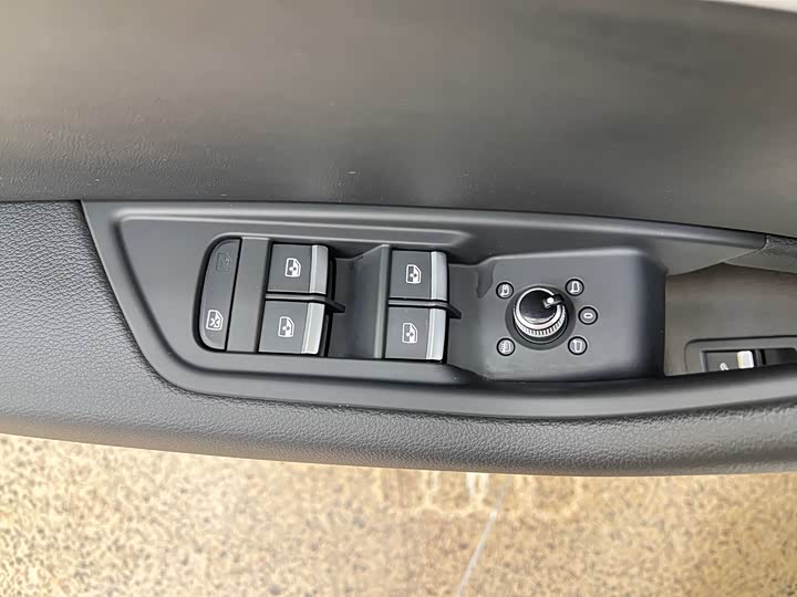 Фото 13 - Audi A4L