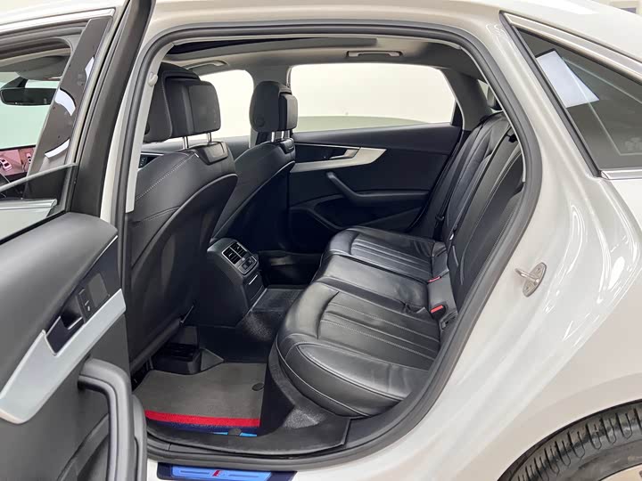 Фото 17 - Audi A4L