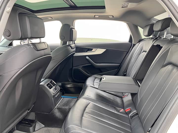 Фото 18 - Audi A4L