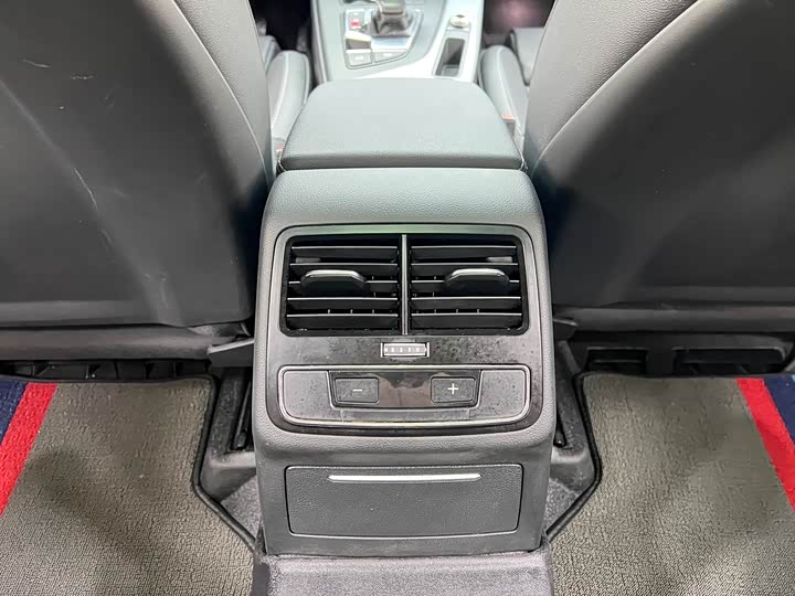 Фото 19 - Audi A4L