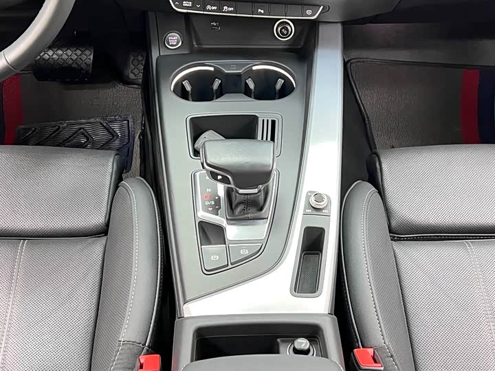 Фото 24 - Audi A4L