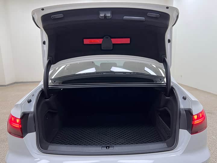 Фото 35 - Audi A4L