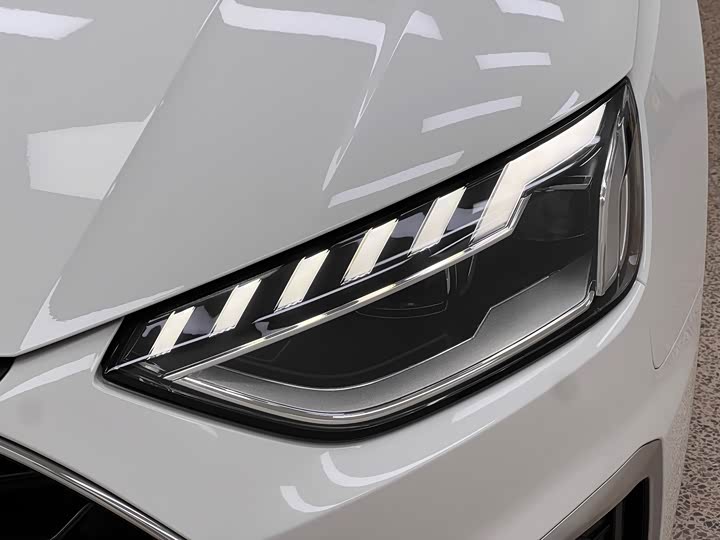 Фото 8 - Audi A4L