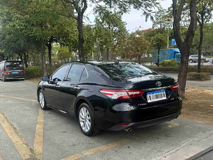 Фото 2 - Toyota Camry