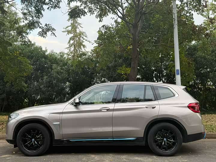 Фото 6 - BMW iX3