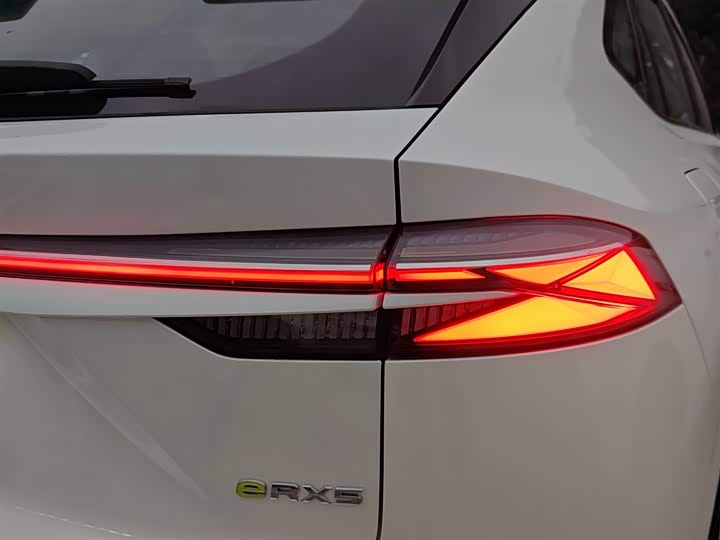 Фото 8 - Roewe RX5 Hybrid