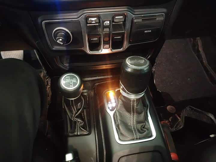 Фото 14 - Jeep Wrangler Hybrid