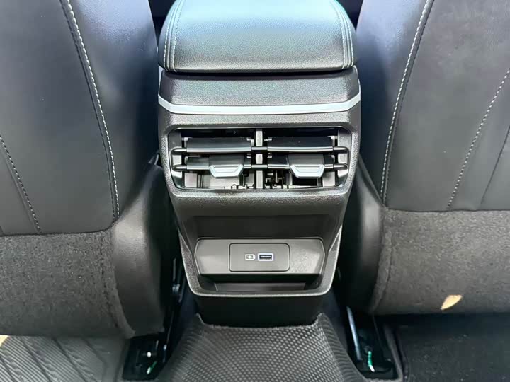 Фото 22 - Geely Emgrand