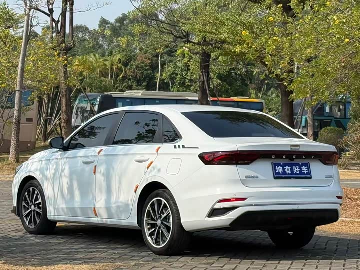 Фото 4 - Geely Emgrand