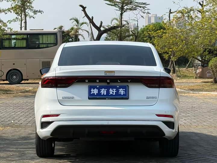 Фото 5 - Geely Emgrand