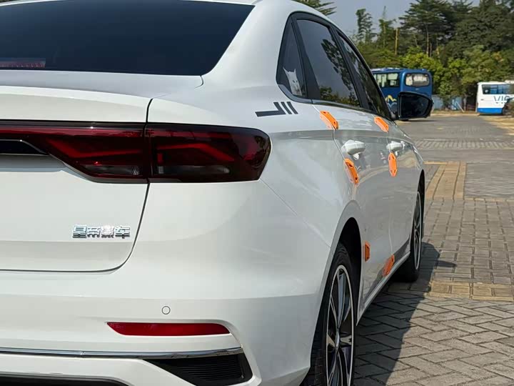 Фото 9 - Geely Emgrand