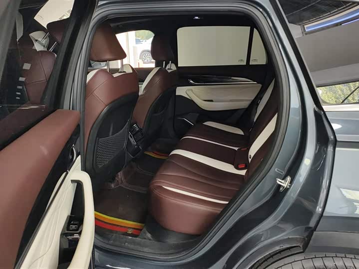 Фото 11 - Geely Monjaro