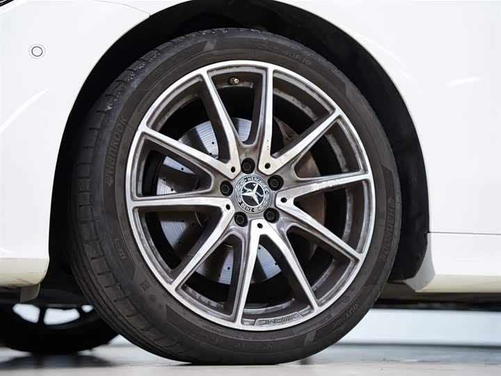 Фото 17 - Mercedes-Benz E-Class