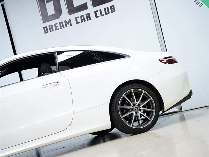 Фото 19 - Mercedes-Benz E-Class