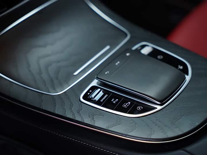 Фото 31 - Mercedes-Benz E-Class