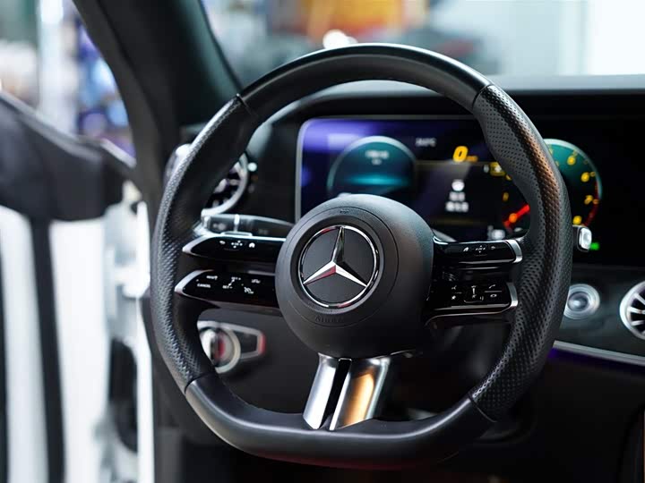 Фото 44 - Mercedes-Benz E-Class