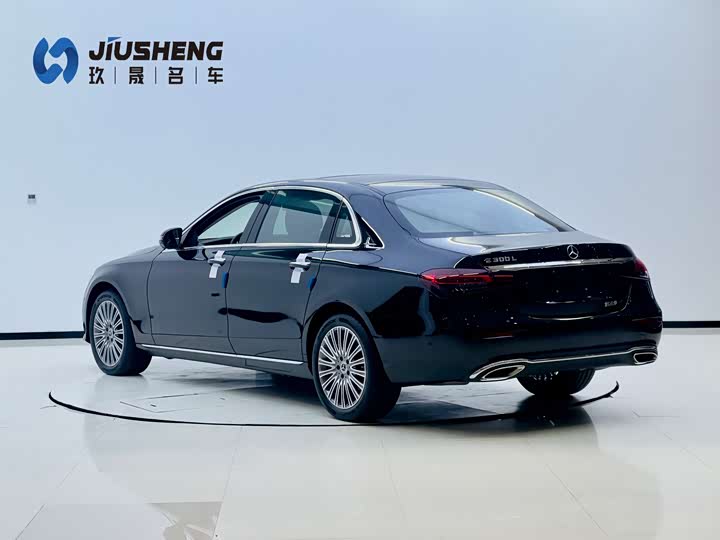 Фото 15 - Mercedes-Benz E-Class