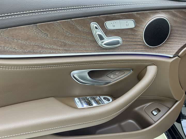 Фото 5 - Mercedes-Benz E-Class