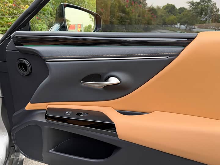 Фото 10 - Lexus ES