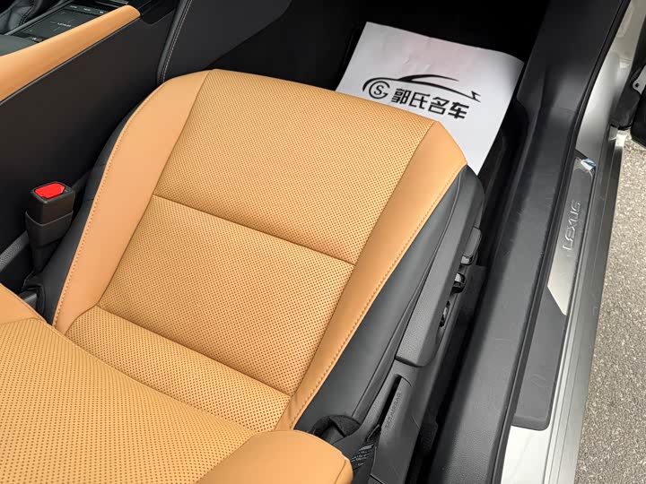 Фото 12 - Lexus ES