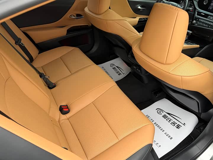 Фото 17 - Lexus ES