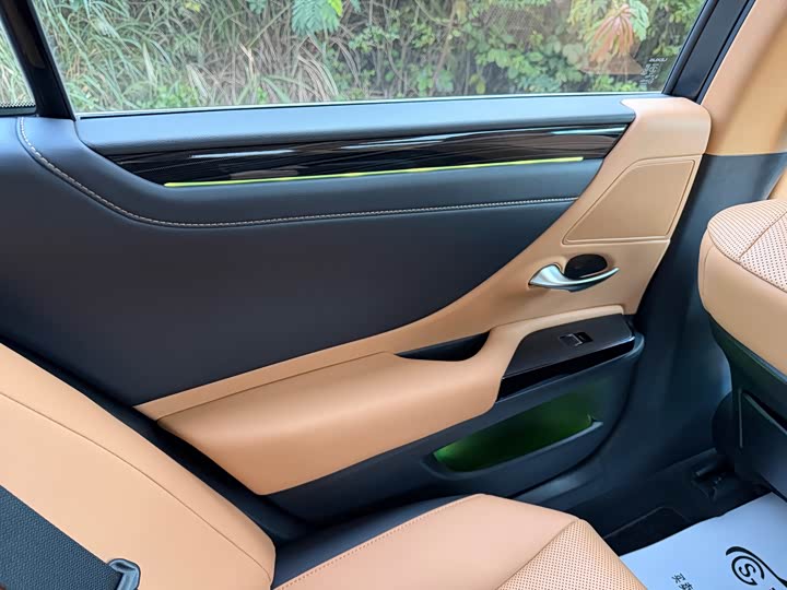 Фото 22 - Lexus ES