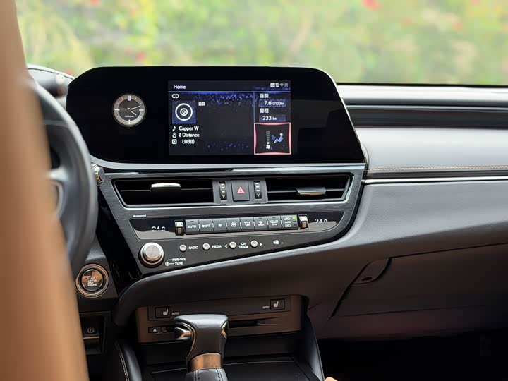 Фото 24 - Lexus ES