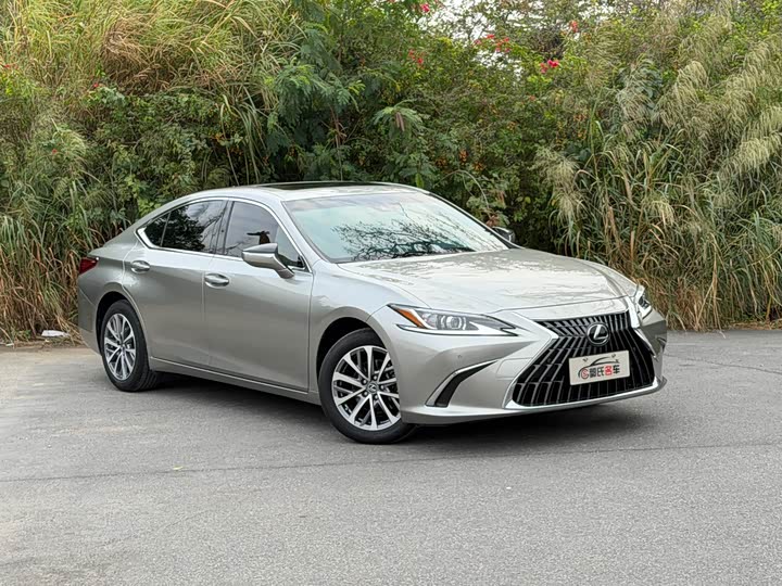 Фото 3 - Lexus ES