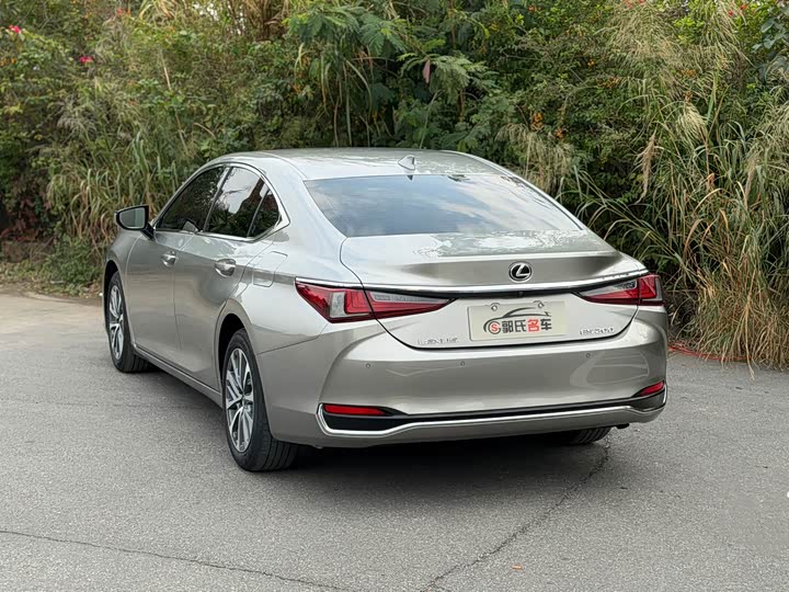 Фото 6 - Lexus ES