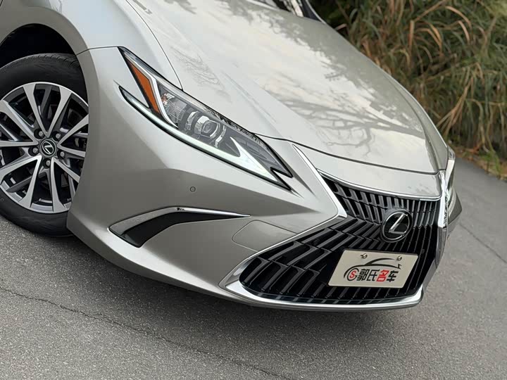 Фото 7 - Lexus ES