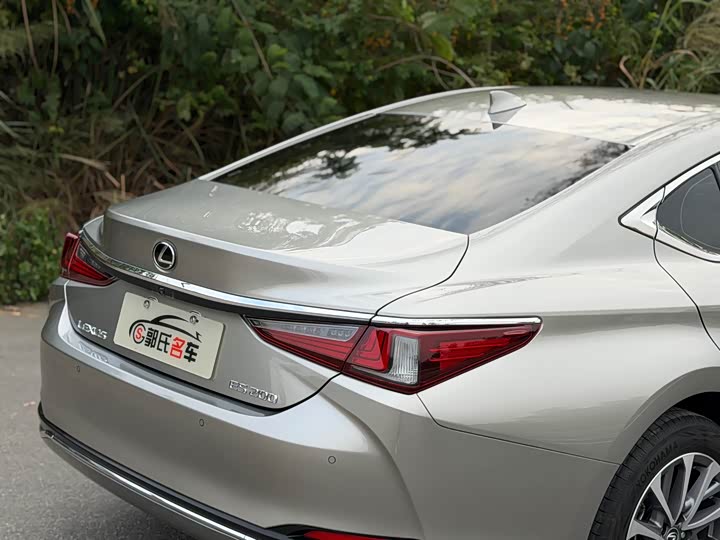 Фото 8 - Lexus ES