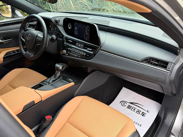 Фото 9 - Lexus ES