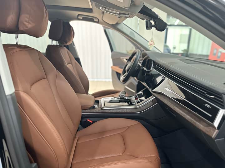 Фото 12 - Audi Q7