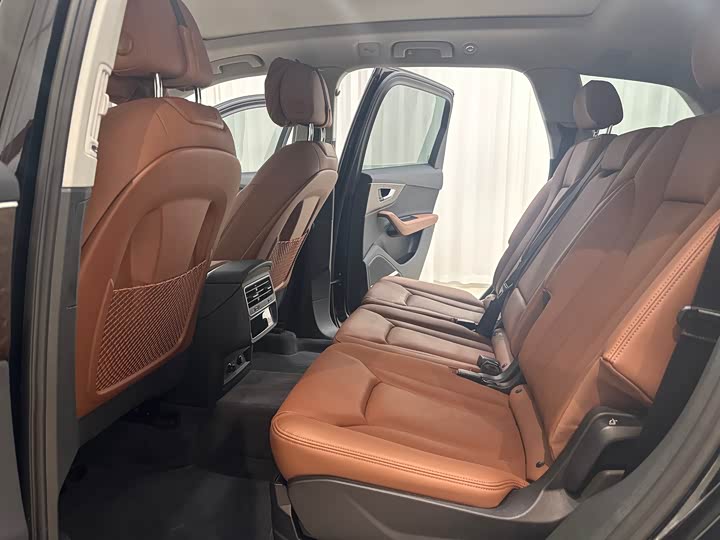 Фото 14 - Audi Q7