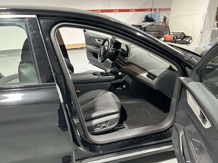 Фото 14 - Hongqi E-QM5