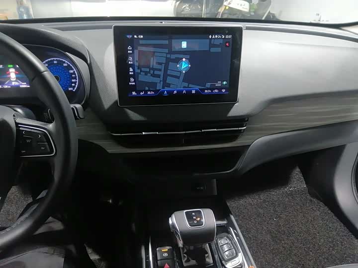 Фото 15 - Hongqi E-QM5