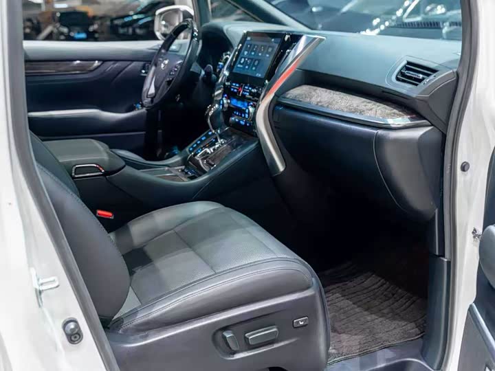 Фото 9 - Toyota Alphard