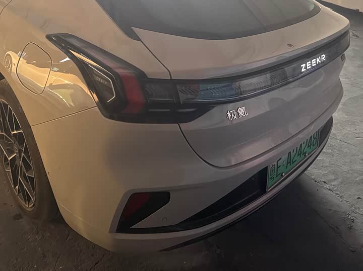 Фото 15 - Zeekr 001