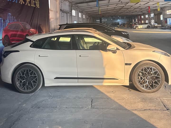 Фото 3 - Zeekr 001