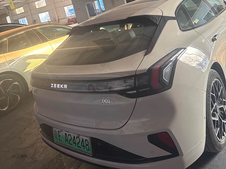 Фото 4 - Zeekr 001