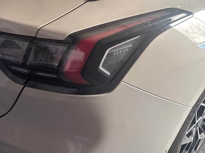 Фото 6 - Zeekr 001