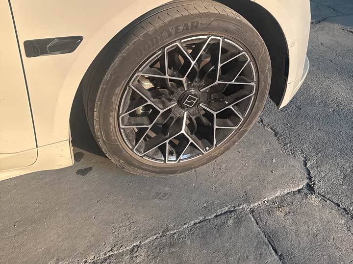 Фото 7 - Zeekr 001