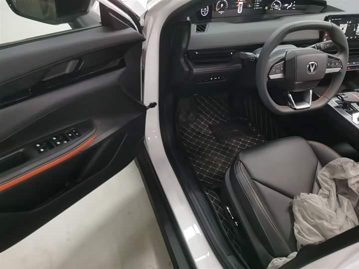 Фото 16 - Changan UNI-V Hybrid