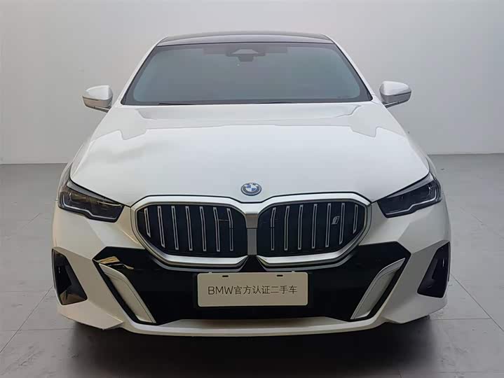Фото 2 - BMW i5