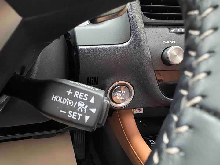 Фото 13 - Lexus RX