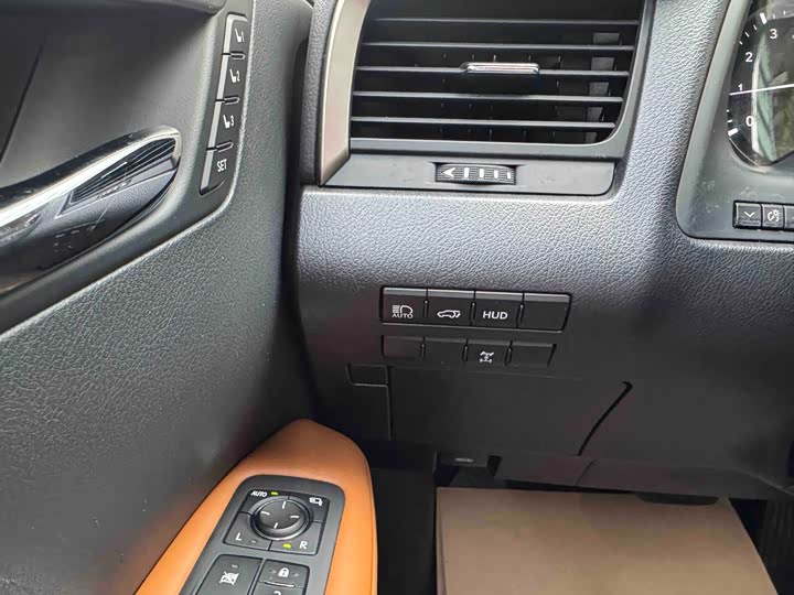 Фото 14 - Lexus RX